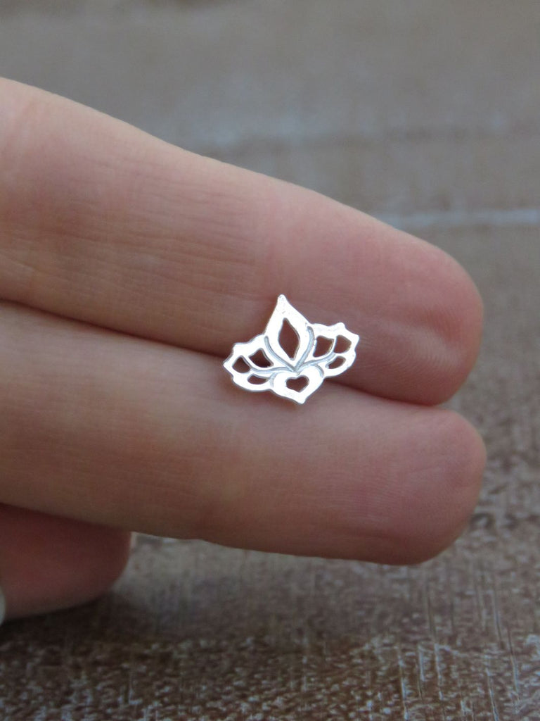 עגיל צמוד לוטוס | Lotus stud earring