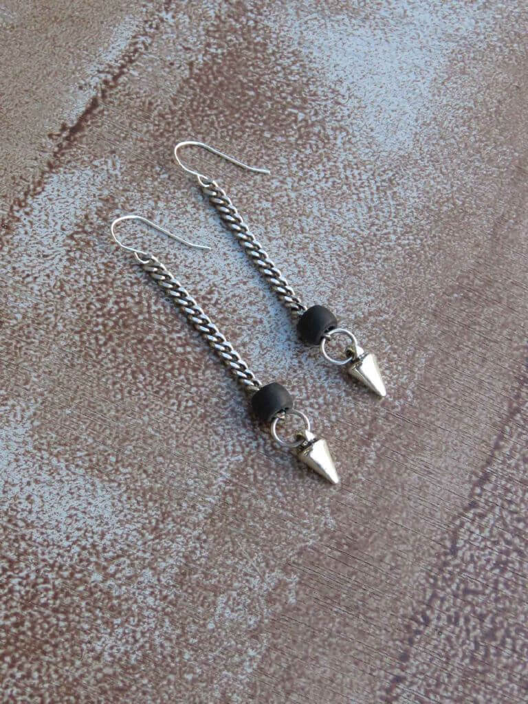עגילי ניטים שחורים |  Black Rivets Earrings