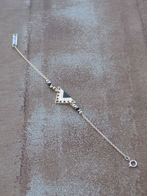 צמיד משולש נצחי | An Eternal Triangular Bracelet