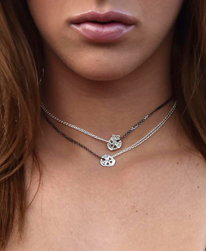 שרשרת גולגולת חצי מיניסקול בן | Half Miniscule Necklace